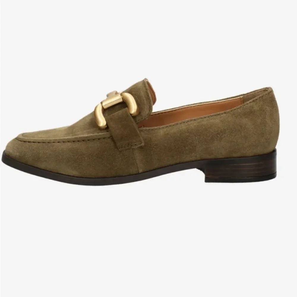 BRAND NEW WHITEMT CHAIN LINKING DESIGN SLIP ON WOMEN"S LOAFER